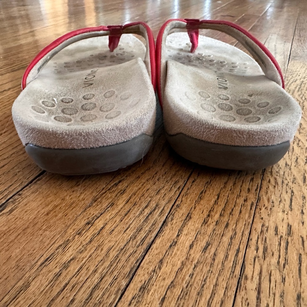 EUC Vionic thong sandals - Picture 6 of 7